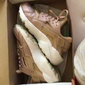 Rose gold huaraches size 8